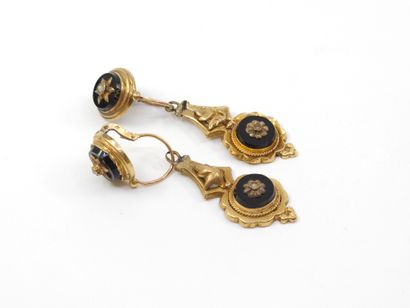 null Set of jewelry in yellow gold 750 ° and onyx including : 
Brooch
Pair of earrings...