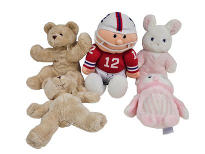 QUATRE PELUCHES
On y joint une peluche football...