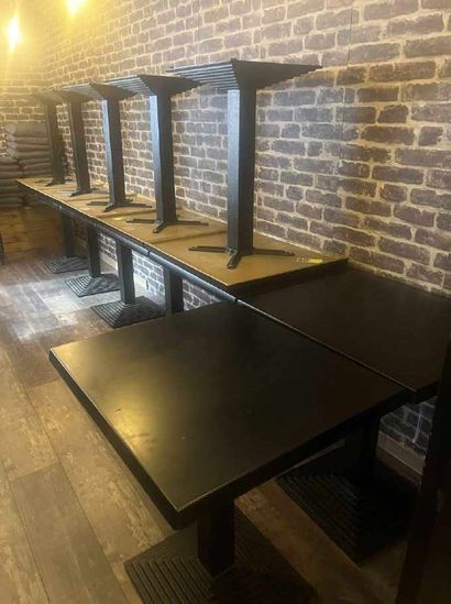 null 22 tables carrée, piètement métallique, platique en mélaminé facon bois