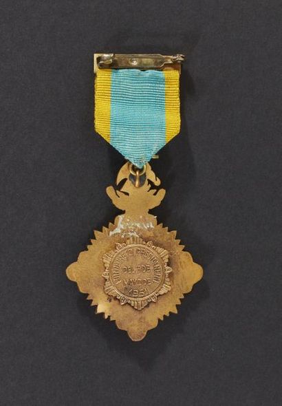 null LÉGION D'HONNEUR MEXICAINE, fondée en 1917.
Insigne en bronze doré et émaillé...