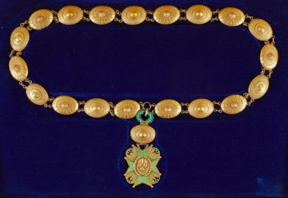 null ORDRE DU COEUR D'OR, fondé en 1964.
Grand collier de l'ordre formé de dix-neuf...