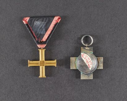 null CROIX DE L'INDÉPENDANCE en bronze doré et émail (éclats de surface). Ruban postérieur.
44...