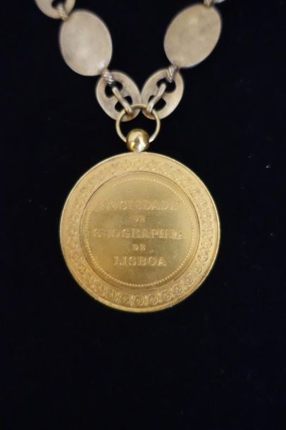 null SOCIÉTÉ DE GÉOGRAPHIE DE LISBONNE.
Collier de membre en vermeil et émail, composé...