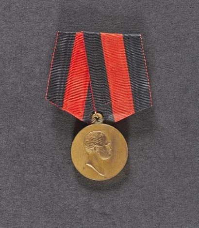 null MÉDAILLE COMMÉMORATIVE DU CENTENAIRE DE LA CAMPAGNE DE 1812, en bronze doré,...