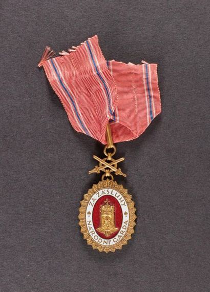 null ORDRE DE CHARLES IV, fondé en 1936.
Croix de commandeur du 2e type, après 1945,...