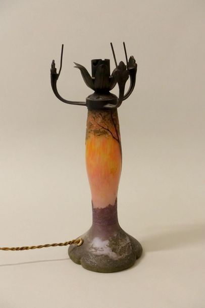 null François-Théodore LEGRAS (1839-1916).
Lampe champignon en verre à décor dégagé...