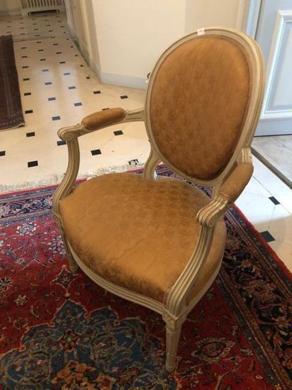 null Suite de quatre fauteuils à dossier médaillon, en bois peint, style Louis X...