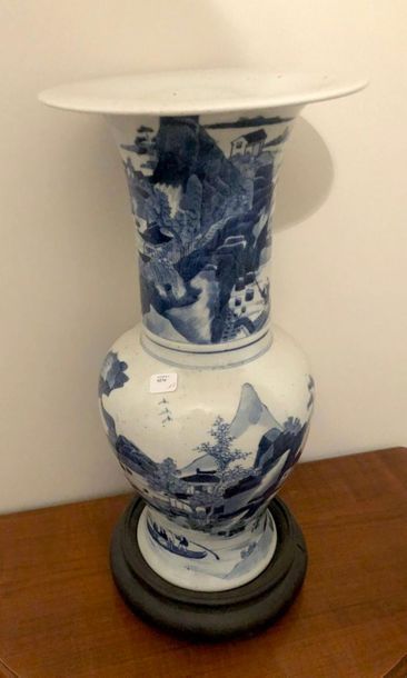 null Vase balustre en porcelaine de Chine blanche et bleue à décor de paysages et...