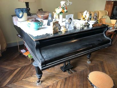 null BECHSTEIN.
Piano à queue laqué noir, ancien.
Avec son tabouret.