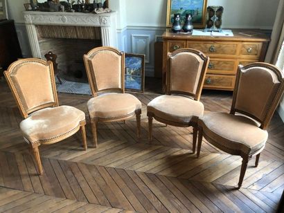 null Quatre chaises en bois naturel, pieds à cannelures rudentées, style Louis X...