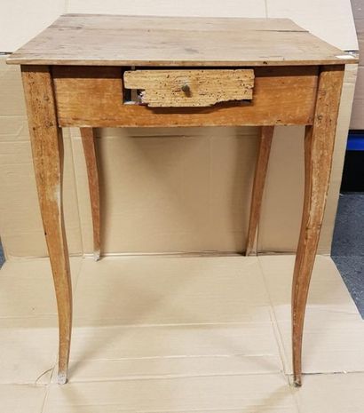 null Petite table rustique en bois clair ouvrant à un tiroir en ceinture et reposant...