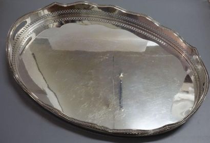 null Plateau creux ovale en métal argenté.
Long. : 57,5 cm ; Larg. : 39 cm. 