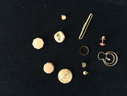 null Un lot de débris d'or et petits éléments de bijouterie dont puces d'oreilles...