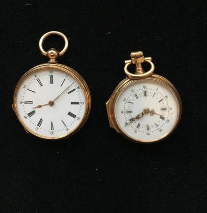 null Deux montres de col, boîtier en or jaune, le fond guilloché, l'une à décor d'un...