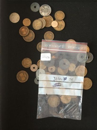 null Lot de pièces :
4 pièces de 2 francs RF 
10 centimes État francais 
7 pièces...