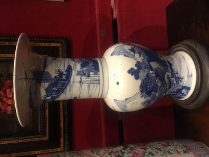 null Vase balustre en porcelaine de Chine blanche et bleue à décor de paysages et...