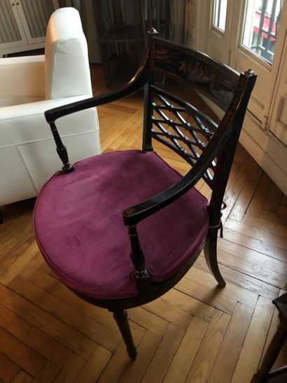 null Deux fauteuils en bois laqué à l'imitation de la laque de Chine.
Haut. : 92...