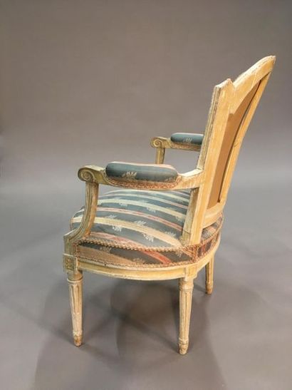 null Paire de fauteuils en bois mouluré et peint, le dossier en cabriolet à décrochement,...