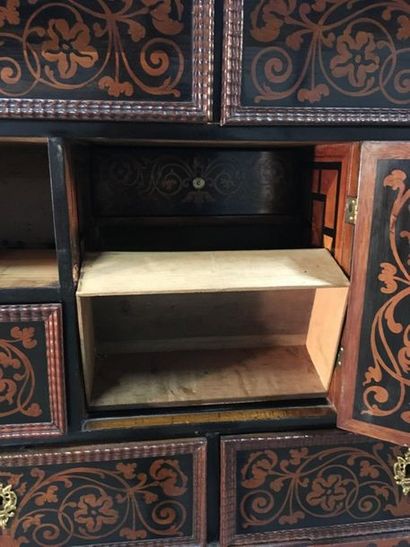 null Cabinet en marqueterie de bois clair sur fond d'ébène ouvrant à huit tiroirs...