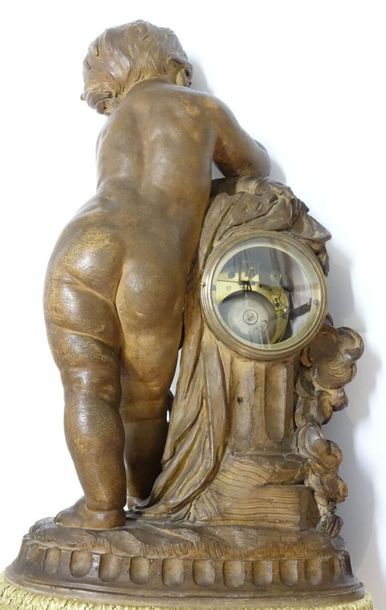 null Louis SAUVAGEAU (1822-après 1885).
Pendule en terre cuite sculptée et patinée...