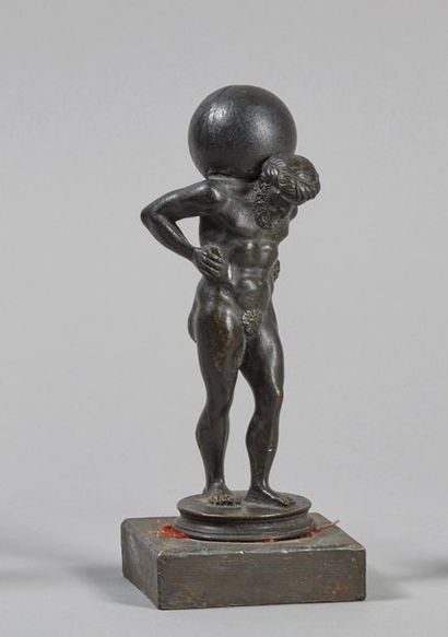 null École française du XIXe siècle dans le goût de l'Antique.
Atlas.
Bronze à patine...