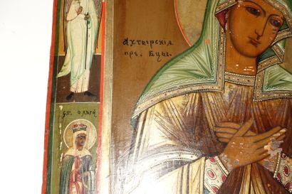 null ICÔNE. La Mère de Dieu d'Akhtyrsk. La Mère de Dieu, les bras croisés, est représentée...