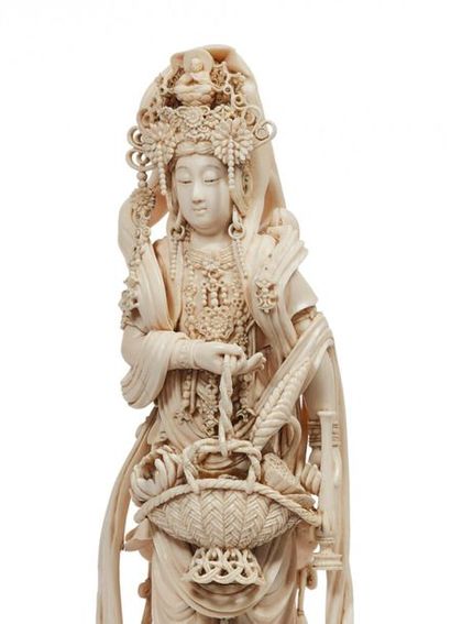 null JAPON - Époque MEIJI (1868-1912).
Okimono en ivoire, Kannon debout sur un haut...