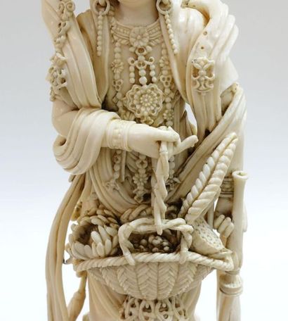 null JAPON - Époque MEIJI (1868-1912).
Okimono en ivoire, Kannon debout sur un haut...