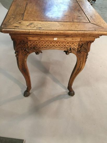 null Table console en noyer mouluré et sculpté, la ceinture très mouvementée à décor...