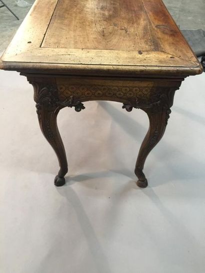 null Table console en noyer mouluré et sculpté, la ceinture très mouvementée à décor...