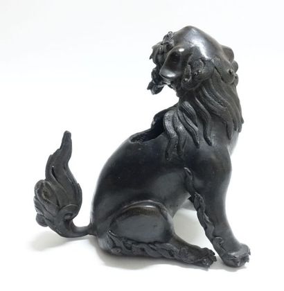 null CHINE - Époque MING (1368-1644).
Brûle-parfum en bronze à patine brune de chien...