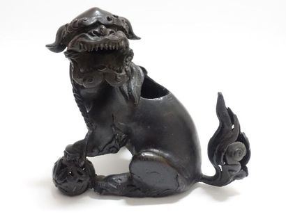 null CHINE - Époque MING (1368-1644).
Brûle-parfum en bronze à patine brune de chien...