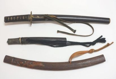 null JAPON - Époque MEIJI (1868-1912).
Ensemble comprenant :
- un wakizashi avec...