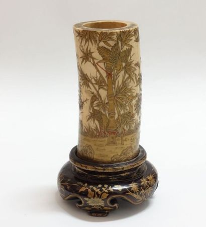 null JAPON - Époque MEIJI (1868-1912).
Vase en ivoire, à décor de laque or et rouge...