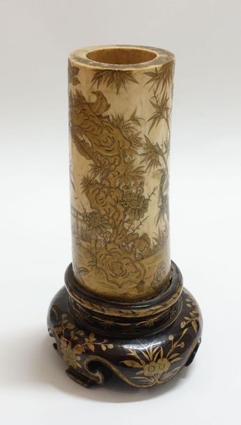 null JAPON - Époque MEIJI (1868-1912).
Vase en ivoire, à décor de laque or et rouge...