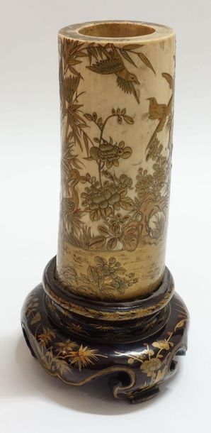 null JAPON - Époque MEIJI (1868-1912).
Vase en ivoire, à décor de laque or et rouge...