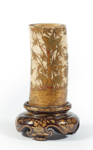 null JAPON - Époque MEIJI (1868-1912).
Vase en ivoire, à décor de laque or et rouge...