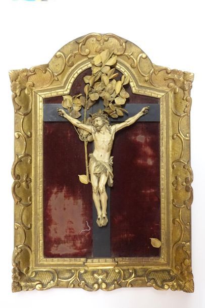 null Crucifix, le Christ en ivoire sculpté, dans un cadre en bois doré, 
XIXe siècle.
Haut....