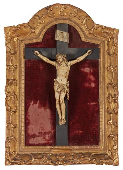 null Crucifix, le Christ en ivoire sculpté, dans un cadre en bois doré, 
XIXe siècle.
Haut....