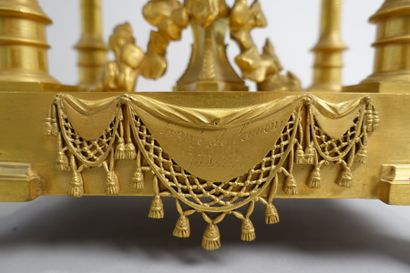null Pendule en bronze doré représentant " le Temple de l'amour et de la fidélité...
