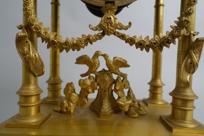 null Pendule en bronze doré représentant " le Temple de l'amour et de la fidélité...