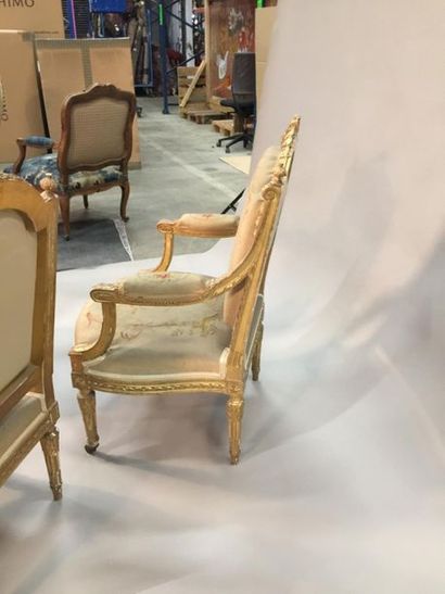 null Trois fauteuils et deux chaises en bois sculpté et doré à dossier plat et décor...
