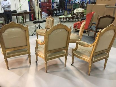 null Trois fauteuils et deux chaises en bois sculpté et doré à dossier plat et décor...