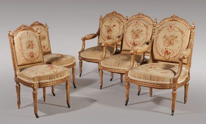 null Trois fauteuils et deux chaises en bois sculpté et doré à dossier plat et décor...