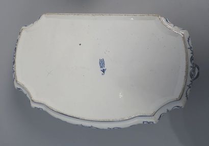 null BORDEAUX, Manufacture de Jules Vieillard.
Fontaine d'applique couverte, munie...