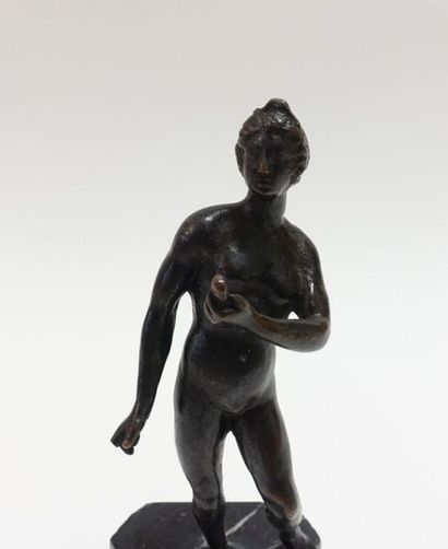 null École de Padoue vers 1600.
Vénus tenant un poisson dans la main gauche.
Bronze...