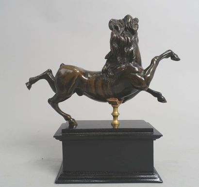 null École française du XIXe siècle.
Licorne bondissante.
Bronze à patine brune.
(Manque...