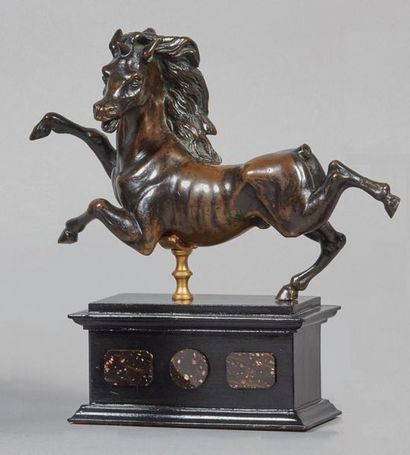 null École française du XIXe siècle.
Licorne bondissante.
Bronze à patine brune.
(Manque...