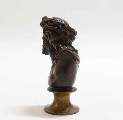 null École française du XIXe siècle.
Christ en buste.
Bronze à patine brune.
Haut....