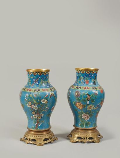 null CHINE - XIXe siècle.
Paire de vases balustre en bronze et émaux cloisonnés polychromes...